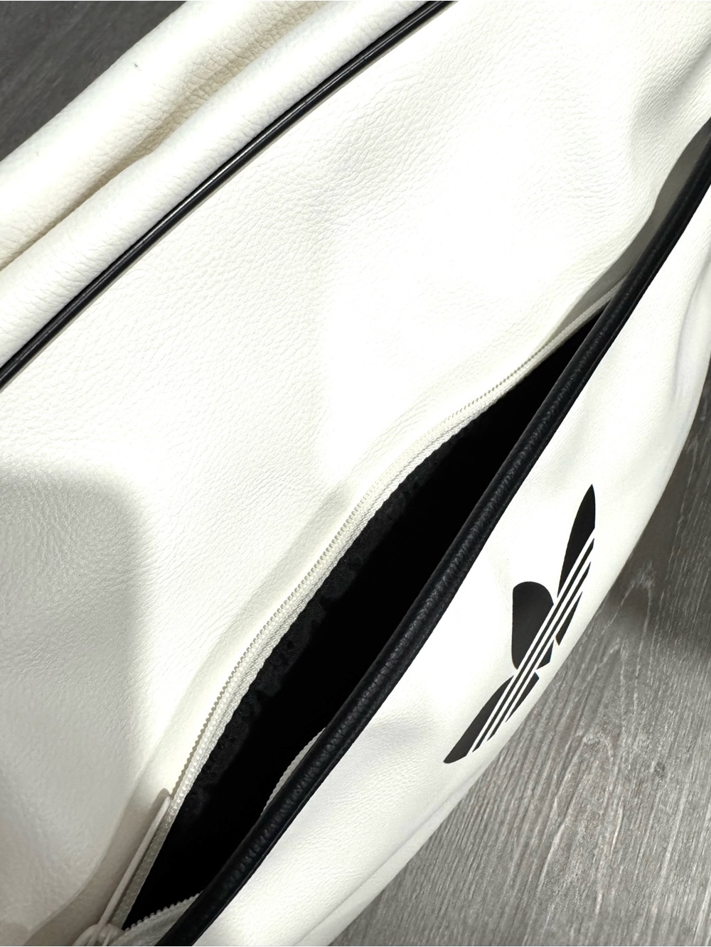 Adidas Originals Airliner White Crossbody Messenger Bag with Black Trefoil Logo - Picture 3 of 8